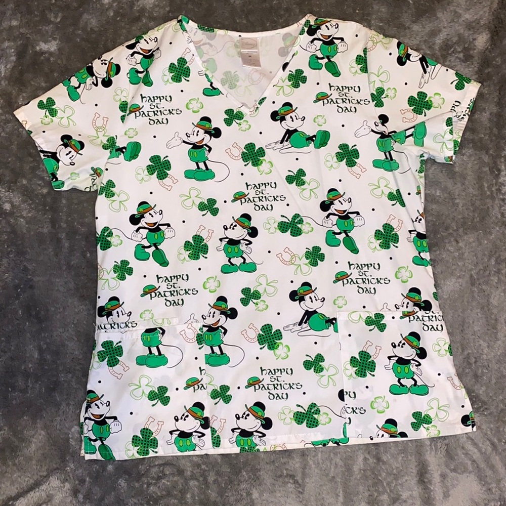 💉DISNEY St Patrick’s Day Medium Scrub Top WORN ONCE💉